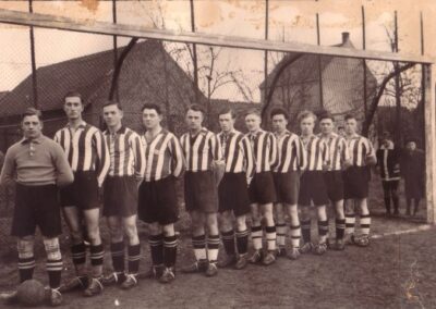 Der Sportverein 1920 Holzheim wurde Gruppenmeister 1932 mit v.l. : Urban Hilgers, Heinrich Meier, Franz Kluth, Josef Könen, Peter Zimmermann, Josef Brücken, Jakob Schlupp, Willi Willkomm, Jakob Holthausen, Christian Lambertz, Josef Gilles.