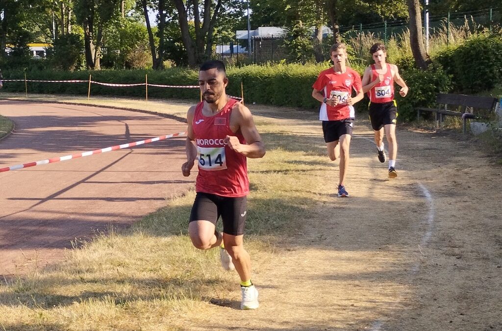 Erftflitzer: Sommerabendlauf bringt viele Kinder ins Schwitzen